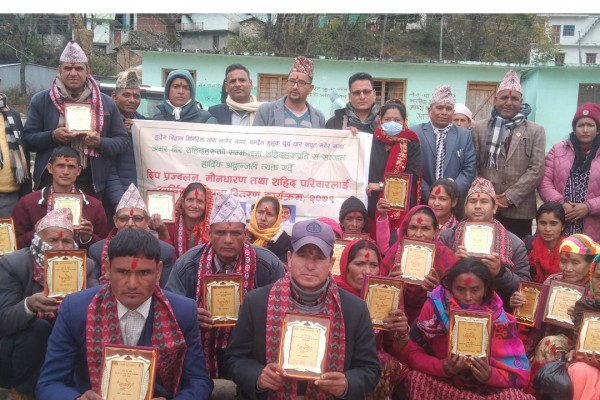 बैतडीको पुर्चौंडीले शहीद परिवारलाई नगद सहित सम्मान गर्यो 